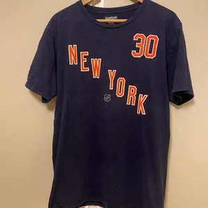 Reebok t-shirt  - Litet hål över nacken. Flyttrensar- Säljer massa med plagg till billiga priser!!! Samfraktar så kolla mina andra annonser. Frakt efter paketets vikt, ansvarar ej för postens hantering av paket. Hör av dig vid frågor :)