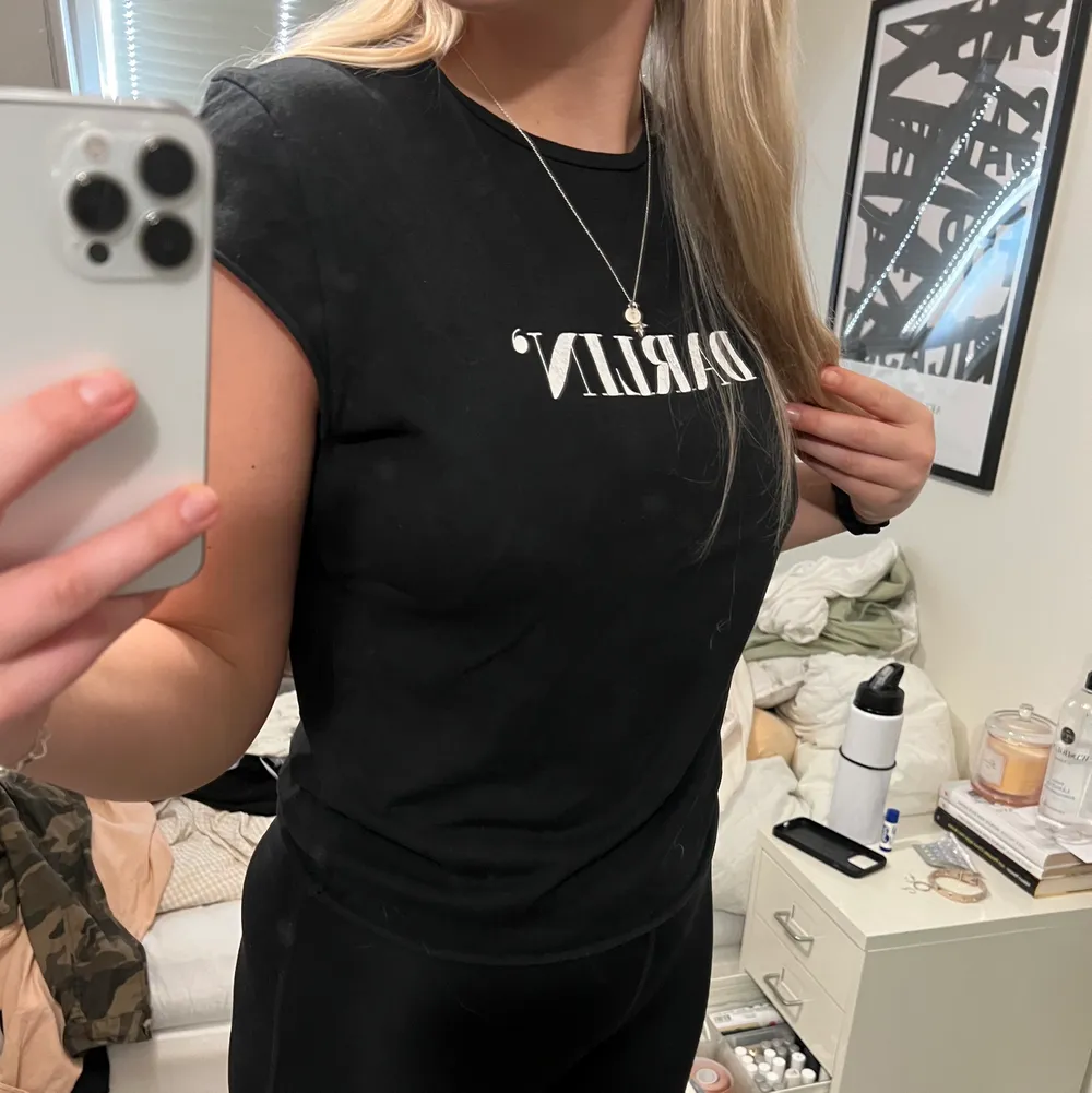 Svart t-shirt med trycket darling, trycket är lite sprucket men tröjan är annars i bra skick. T-shirts.