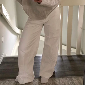 Vida jeans från NaKd - Vita vida jeans med hög midja som är uppklippt, endast använd ett fåtal gånger så kommer i bra skick!
