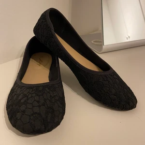 Ballerinaskor  - Endast använda en gång vid en kort promenad. Är i storlek 36 men passar mig som vanligtvis har ca 37 beroende på skotyp. Säljer då jag inte använder de. Skorna har spets. Skriv för fler bilder💕