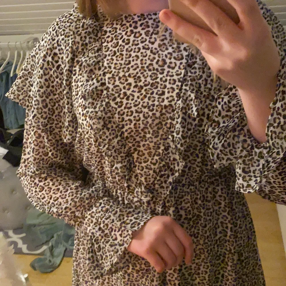 Leopard klänning från Only. Aldrig använt. Alltså nyskick. Köparen står för frakten som är 66kr! 💗. Klänningar.