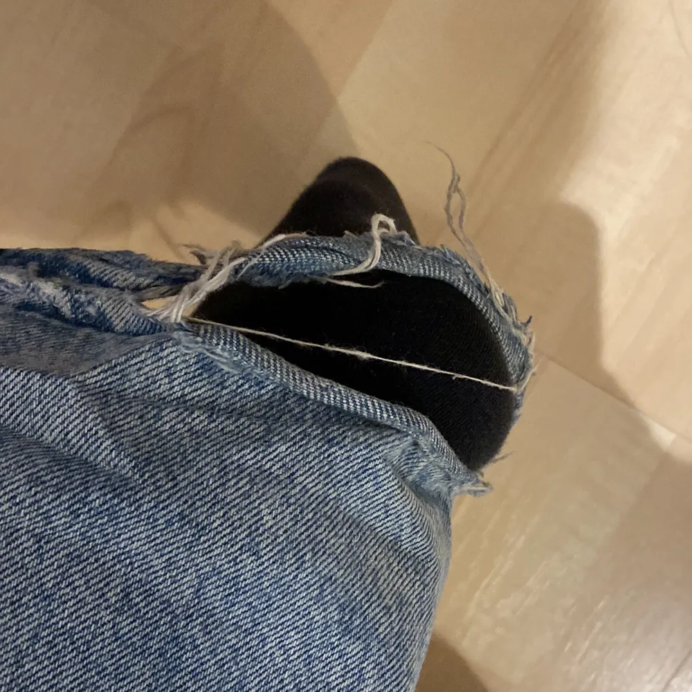 Säljer mina jeans från Monki i storlek 29 då dem tyvärr är lite förstora, men annars sitter dem supersnyggt på mig som är 168cm! Jag har spretat upp sömmen längst ner på jeansen så dem är ca 3cm längre än vad dem var när jag köpte dem! Sömmen på högra benet har lossnat lite! (Se sista bild) säljer dem för 200kr!. Jeans & Byxor.