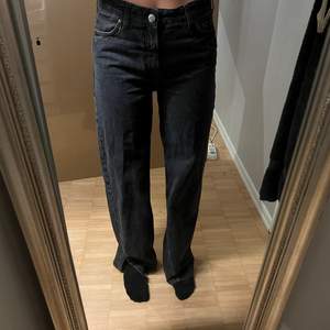 Säljer dessa helt oanvända jeans från Zara. Köptes för 400, säljer för 150 kr, köparen står för frakt. 