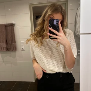 söt topp med guldiga detaljer - knappt använd, gulligt mönster med guldtrådar, L men passar S-M bra💖