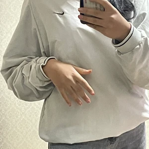 Så fin vintage Nike sweatshirt  - Så fin och vintage men komemr sälja nu eftersom den inte kommer till användning längre. Skrt snygg och priset börjar på 250kr