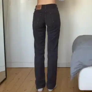 Bruna vintage levis 501 i toppenskick! Storlek W29 L34, men passar mig perfekt som har 26 och är 167 cm💖skriv för fler bilder eller frågor:) 