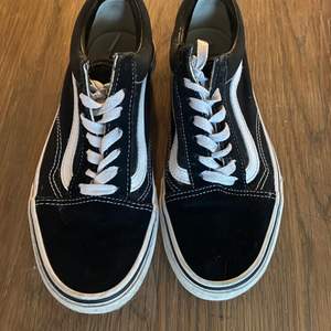 Säljer mina Old School Vans i storlek 36.5, de är dock rymliga skulle jag säga så de passar i storlek 37 också. De är i relativt bra skick, lite slitna på självaste sulorna men tyget är jättefint fortfarande.