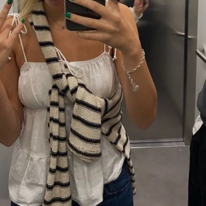 Linne - Gulligt linne som inte säljs längre. Passar under en kofta eller tröja under vintern eller bara som den är på sommaren! Säljer för 120kr eller högstbjudande (buda privat). 45kr frakt.