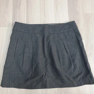 Kjol vändbar stl 38 - Kjol i tjockare filt? -material på ena sidan och ett blankt material på andra sidan går att välja vilket material som ska synas. Stl 38, kan samfrakta