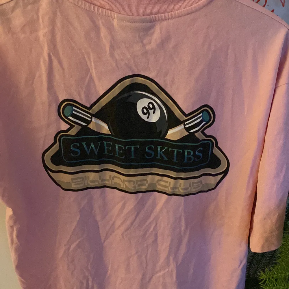 Säljer min snygga sweet sktbs t shirt från junkyard köpt för ungefär 300kr, storlek xs men den är overzised så passar S och M ❣️. T-shirts.