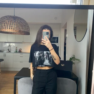 Romeo & Julia t-shirt - Svart croppad tröja 