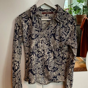 70tals tröja - Tröja med knappar och fint mönster! Lite tjockare tyg än vanlig t-shirt