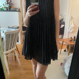 Festklänning från Jarlo - Klänning från jarlo. Använd en gång. Säljer då jag aldrig får användning för den. Har passat mig som normalt har xs 