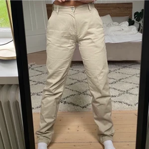 Carhartt byxor - Säljer dessa byxor då dom inte passade mig. Det är carhartt i modellen ruck single knee pant. Dom är i storlek 29/32 men är insydda av en skräddare så skulle säga att dom passar en 26/27/28 i midjan. Nypris 1099kr. Köparen står för eventuell frakt! Bilderna är lånade av förra säljaren!