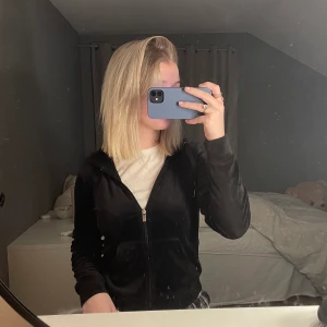 Ziphoodie - Säljer min ziphoodie från Gina tricot i storlek XS. Jätte fin och fortfarande bra kvalite för den är knappt använd. 200kr inkl frakt