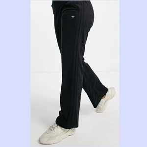 Adidas velour byxor strlk L/44 - Mjuka svarta velour byxor från adidas i L/44 damstorlek men passar även män. Skulle säga att de är mer som en medium eller liten large. Väldigt sköna och fina dock inte mycket stretch. Aldrig använda enbart provade och kommer inte till användning. Alla lappar finns på. Köpt för lite över 800kr och därför säljer jag de för 600 men priset går att diskutera. Fler bilder kan skickas om det önskas