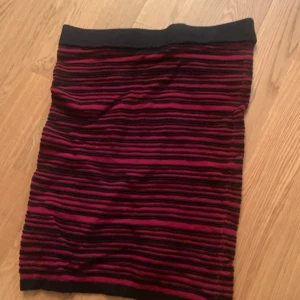 Tajt kjol! - Oanvänd, super skönt material och den är lagom lång!