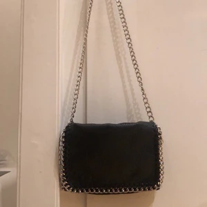 Trendig tiamo väska! - Jag säljer nu en sjukt fin och trendig tiamo väska i färgen svart och storleken medium! Jag har använt den ganska ofta men skulle säga att den frf är i ett väldigt bra skick, knappt ngr defekter alls! Endast lite rost på en del av kedjan som ni ser på bild 2 (högra sidan)🤍🤍 det är bara att skriva för fler bilder av den!💘 jag säljer den för 260kr (frakten e inkluderad i priset)