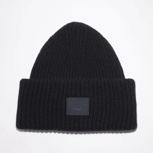 Acne mössa - Säljer min svarta ACNE mössa som är köpt på NK och är sparsamt använd samt i bra skick. Har kvar märkes/prislappen. Modellen är den vanligaste och kallas ”Panst N Face”🥰🥰 vid snabb affär kan priset diskuteras!