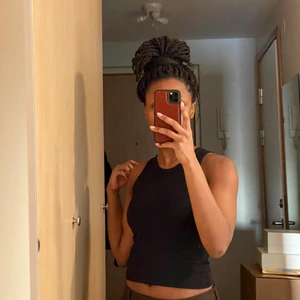 Transparent linne - Svart linne som är lite transparent. Ger lite 90s vibbar