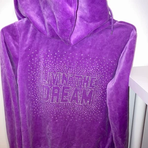 2000s Cubus hoodie  - Så snygg hoodie med tryck där de står livin' the dream i rhinestones men måste sälja pga penga brist😩 Passar s-m beroende på hur du vill att det ska sitta, skulle säga att den sitter tajt på M och lösare på mig som har S. Är från Cubus köpt på secondhand. !!!IALLA RHINESTONES ÄR KVAR!!! !!! TITTA GÄRNA IN MIN PROFIL FINNS LIKNANDE PLAGG DÄR!!!!!