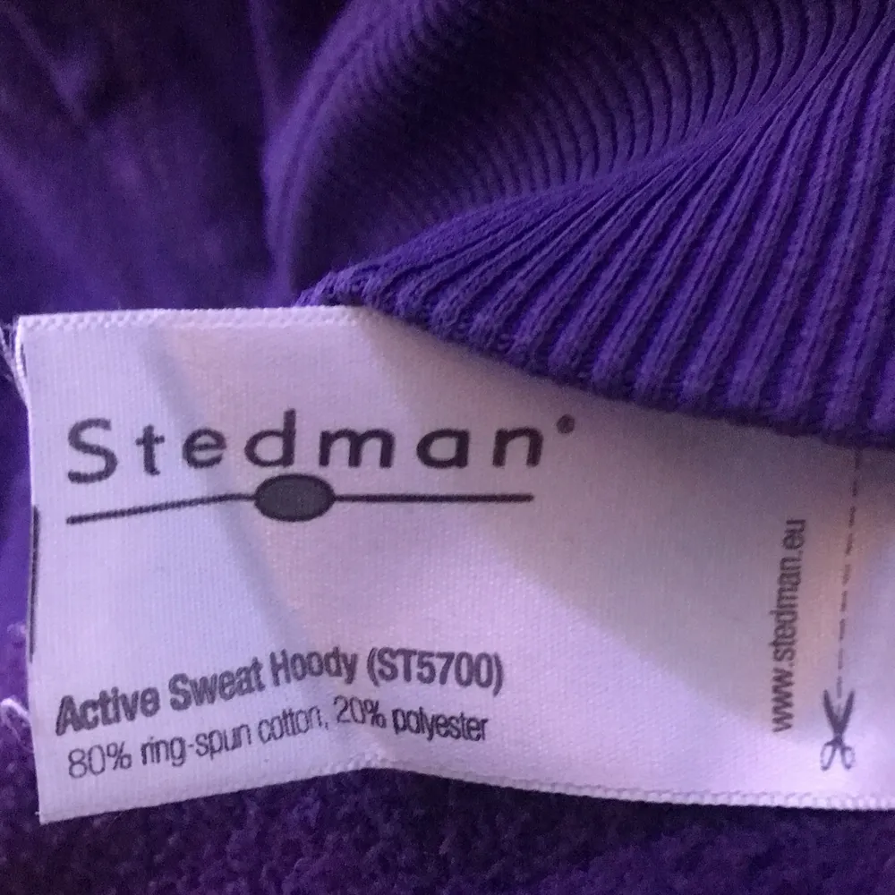 En mörklila hoodie från Stedman som passar både M & S! Köpt för 350kr! Mitt pris 200kr.☺️ Köparen står för frakten💕 Vid frågor är det bara att kontakta mig!. Hoodies.