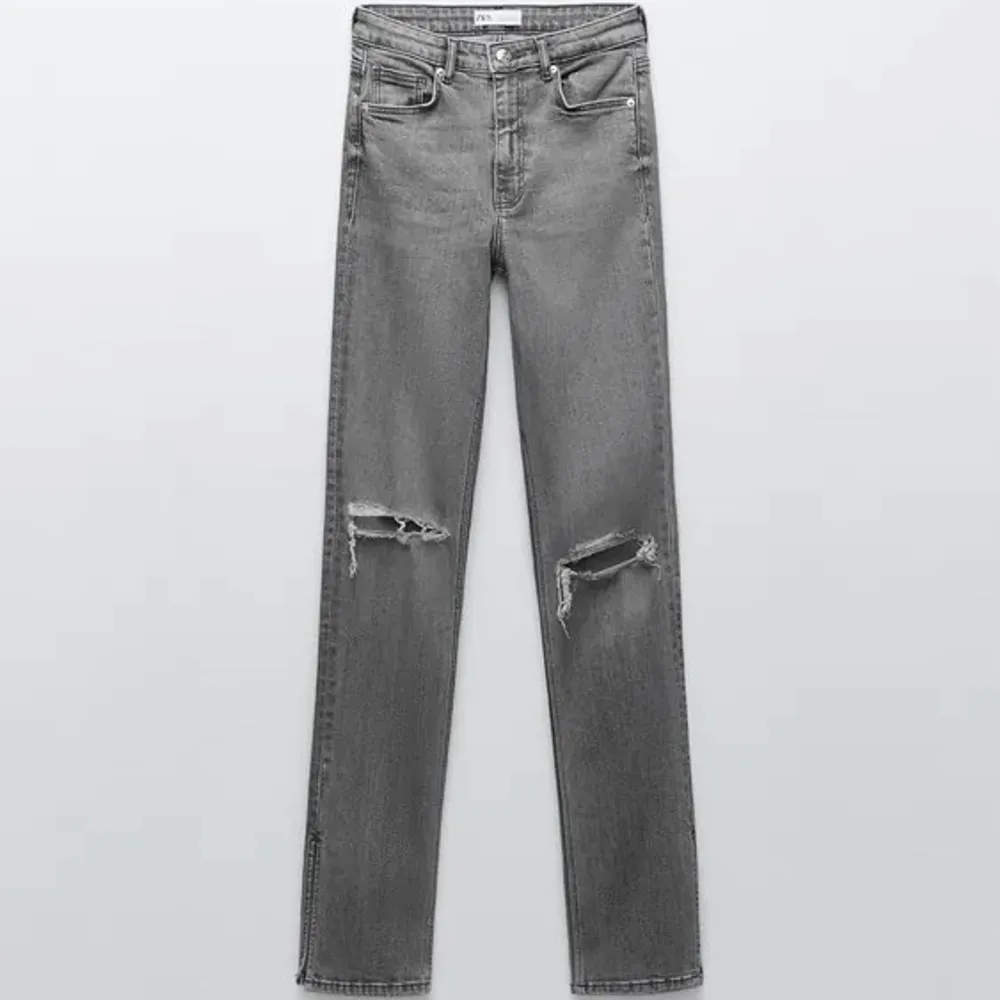 Säljer mina gråa jeans med hål och slits från zara, tror dom är slutsålda på hemsidan!🥰säljer mina pga att dom var för långa på mig som är 154! Helt oanvända med lappen kvar på! . Jeans & Byxor.