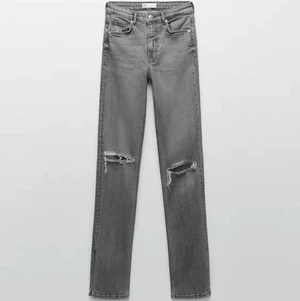 Gråa jeans med hål och slits, zara - Säljer mina gråa jeans med hål och slits från zara, tror dom är slutsålda på hemsidan!🥰säljer mina pga att dom var för långa på mig som är 154! Helt oanvända med lappen kvar på! 