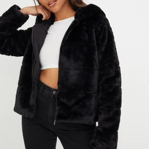 Pälsjacka  - Jag säljer min pälsjacka från only nypris 559 kr. Jackan är knappt använd och är i mycket bra skick 