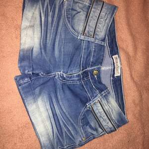 Snygga jeansshorts med ”dragkedja” som skärp