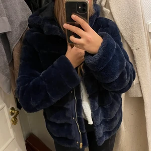 Samsøe samsøe jacka  - Säljer min varmaste vinterjacka!! Jackan är från samsøe samsøe och är i en fin marinblå färg med luva och gulddetaljer! Den är i fint skick, en liten sömn har gått upp i vadderingen, men inget som syns! Köpt 2018. Nypris: 2300 kr. Faux fur!!!