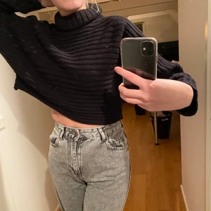 Polotröja  - super mysig stickad polotröja i ett mjukt material (inte stickigt) från New Look. Har bara använt tröjan enstaka gånger därav mycket bra skick. Man kan vika ner polokragen( se första bilden) eller ha den helt upp.💞 köpare står för frakt📦