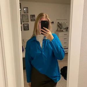 Blå tröja  - As ball blå tröja med krage 💙 den är inte lika ”skrik blå” i verkligen  utan lite mörkare. Jätte skönt material och passar perfekt över en t-shirt. Sitter bra på mig som vanligtvis bär storlek S!!