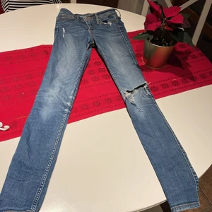 Jeans med hål  - Säljer mina jeans med hål i använda mycket men syns knappt. Är från Abercrombie & fitch. Storlek 152