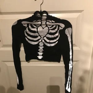 Mesh skellet topp  - Mesh topp med skellet print på framsida och armrna. Tyget är inte stretchigt men passar bra. Den är i storlek M, men blev lite kort på mig med D cuppa 