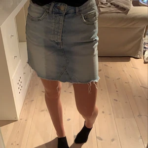 Ljusblå jeanskjol - Säljer min jeans kjol, köparen står för frakt.💗