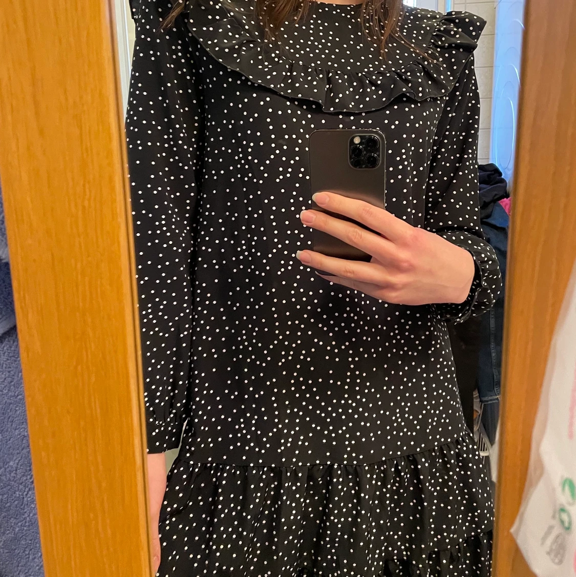 Långärmad prickig klänning