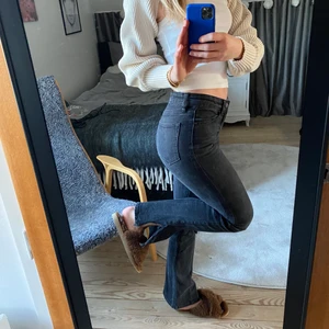Bootcut - Perfekta jeansen🤩 svarta med snygga slitningar och slits som sitter perfekt och formar rumpan fint😉 tyvärr har dom blivit för korta på mig som är 170 cm 
