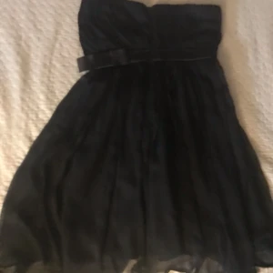 Kort svart klänning. - Kort till knäet på mig som är M. Inga fläck eller hål, ny har typ aldrig blivit används.