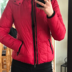 Röd Lee jacka strl s - Skitsygg Lee jacka, bra passform och är varm och go!