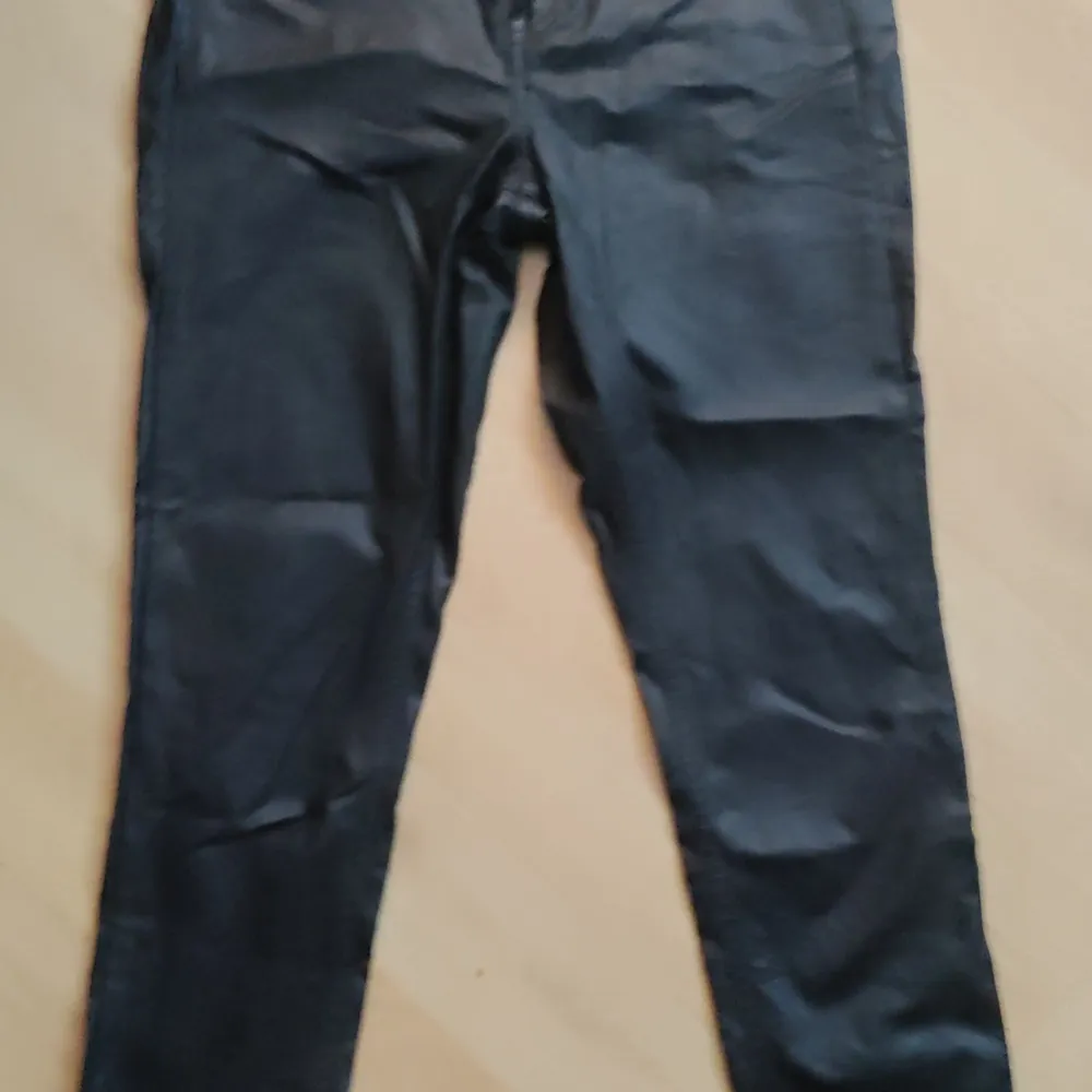 Ett par jeans från HM som har skin imitation i stl 38 dom är jätte stretchiga modellen heter Curvy Jeggings och dom är high Waist använda få gånger så är i nyskick 150 kr köparen står för frakten😊. Jeans & Byxor.