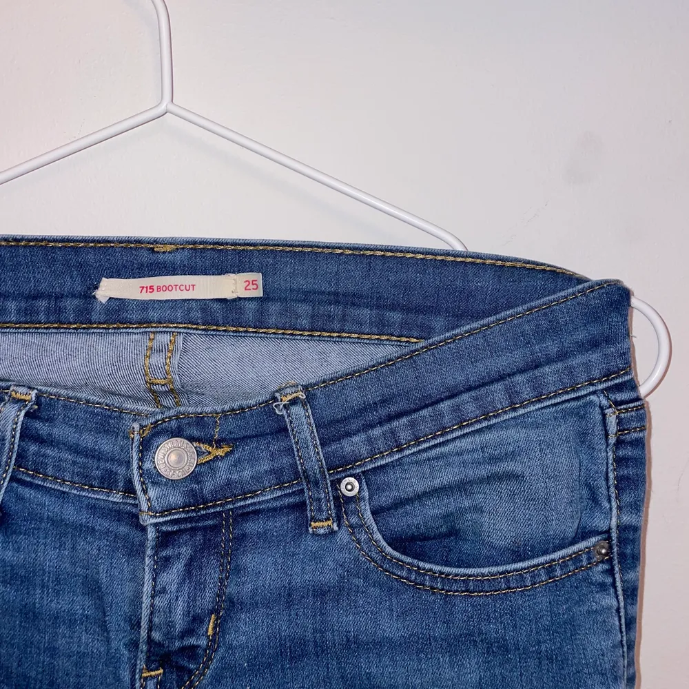 Levis bootcut jeans i storlek 25, väldigt flitigt använda med slitage på loggan bak. Övrigt i bra skick.. Jeans & Byxor.