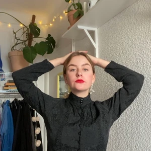 Fett cool croppad skjorta - En otrolig skjorta i silkeslikande material, med massa fina detaljer i mönstret. Den är köpt second hand, och jag säljer den tyvärr pga att den inte kommer till andhämtning så ofta som jag tycker den förtjänar. Den har supersnygga knappar, som går hela vägen upp till kragen. Den har liksom lite polokrage, och går till midjan på mig som e 165 cm. Den passar storlek S samt M. Leverans eller så kan jag mötas upp i GBG! 