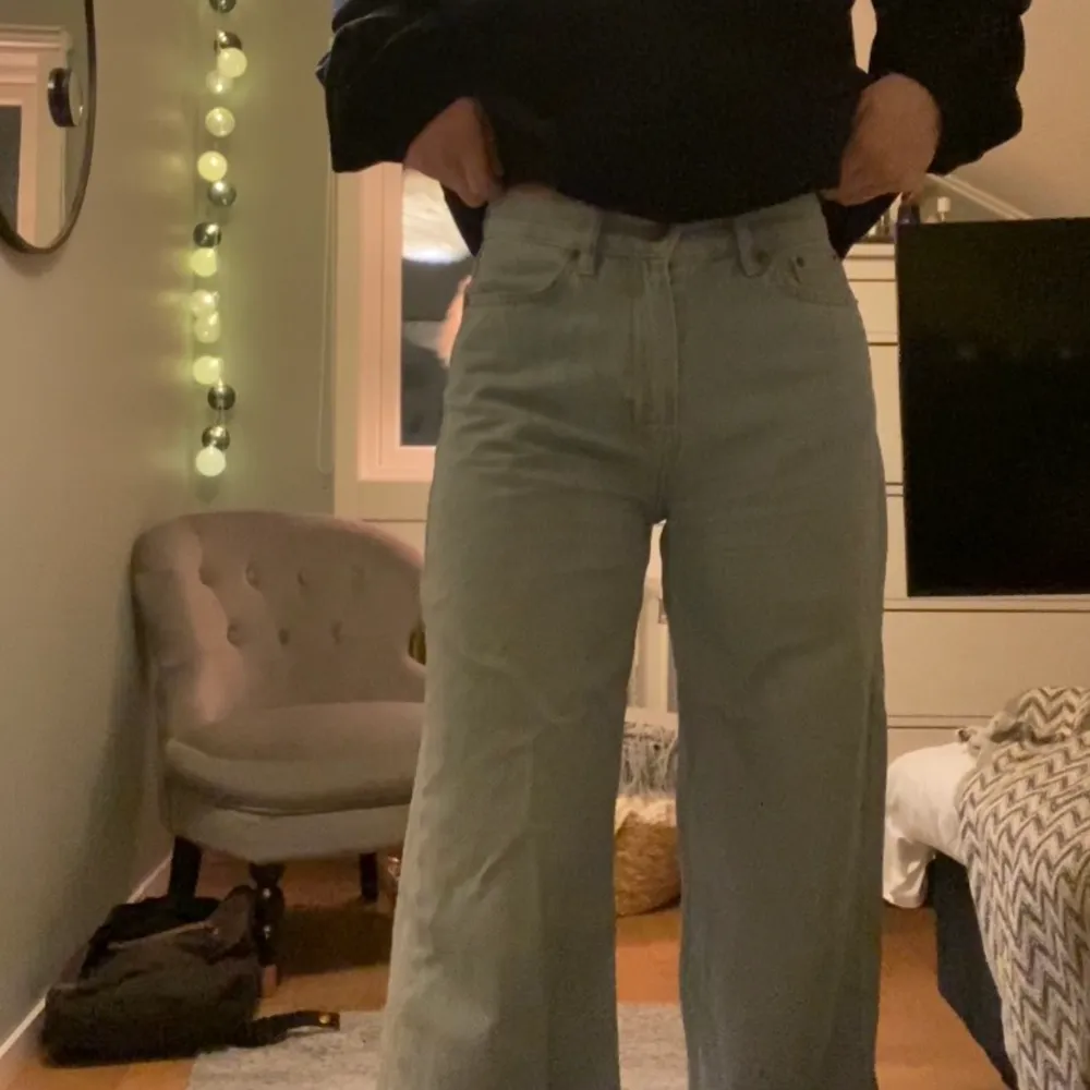 Har använts en del men är fortfarande i bra skick, inga fläckar eller hål osv. Är bra längd på mig som är 173 cm. . Jeans & Byxor.