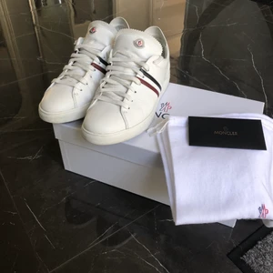Moncler La Monaco skor (storlek 41) - Endast använd ett fåtal gånger. Har kvitto kvar. Storlek 41 (passar 42-43). Nypris 3960kr från Abcd.  