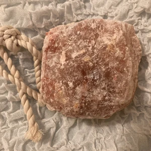 Salt sten  - Säljer denna stora Himalaya salt biten. Den väger 1,6 kg och har ett snöre som man kan hänga upp den på! 