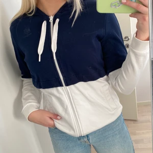 Hoodie (stl S) - Cool hoodie från Reebok i storlek S köpt i USA och går inte att få tag på i Sverige! Använd typ 3 gånger så precis som ny💙 najs att ha på gymmet eller ba som den är! Spårbar frakt ingår i priset!📦