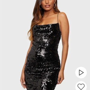 nelly klänning - super fin klänning från nelly i storlek S , endast testat den. säljes då den ej kommer till användning tyvärr. köparen står för eventuell frakt.