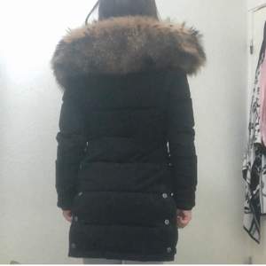 Hej! Jag säljer denna jackan som enbart använts i en vintersäsong. Den är i bra skick. Storleken är 32 men passar även 34,36. 