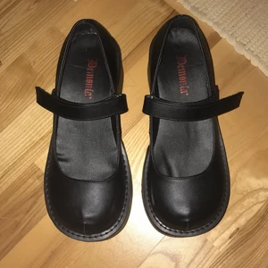 Platåskor demonia stl 39 - Stilen är dolly. Endast använda ett få par gånger, säljer pga att de inte kommer till användning. Köptes för ca 2000kr. 